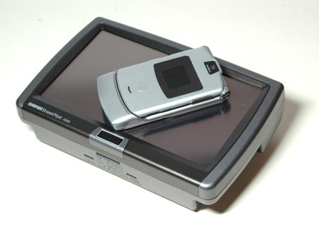 Garmin StreetPilot 7200 и Motorola RAZR V3 - сравните размеры